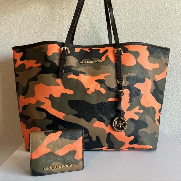 MICHAEL KORS Camo Orange XL Jet Set Voyager Tote Travel Summer Bag + Wallet - Picture 1 of 12
